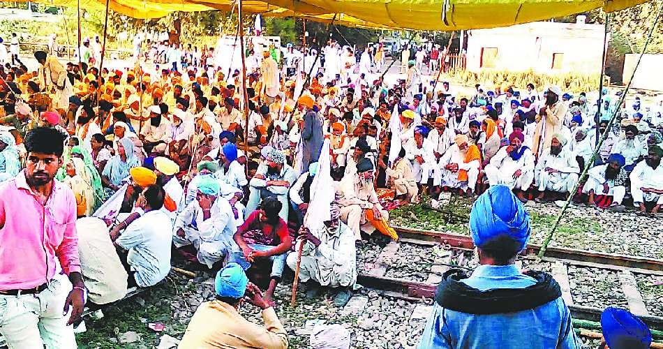 punjab farmers protesting over loan, blocked amritsar delhi railway track