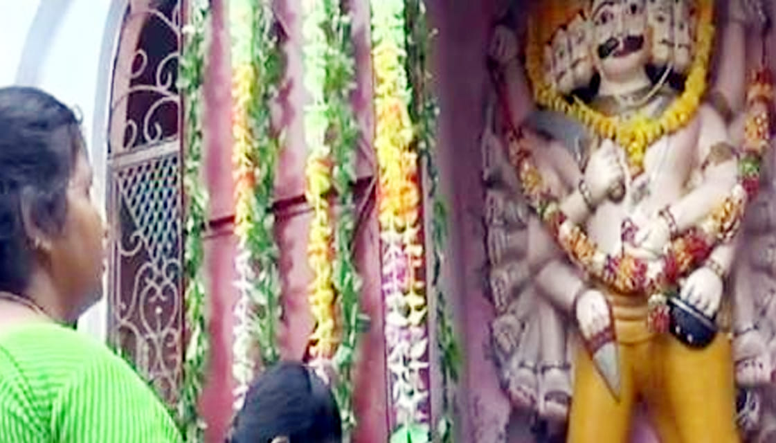 unique temple sits mahashivbkt Ravana find yellow wreath blessing