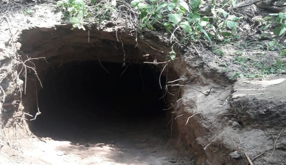 A special team of Pakistani soldiers digs tunnels on the border