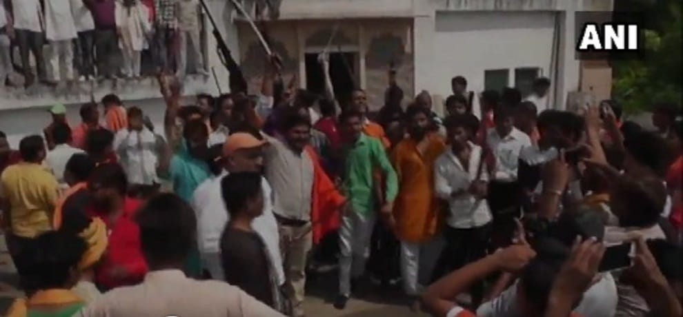 vishva hindu parishad bajrang dal workers brandished fired arms in agra