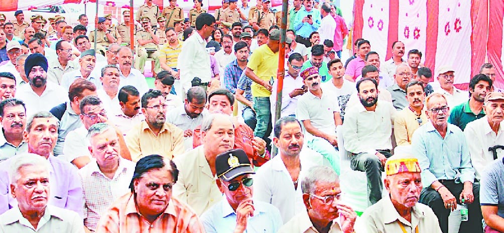 नौटंकी में फिल्मी कलाकारों के डुप्लीकेट को देख खूब बजी तालियां