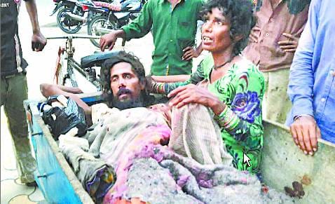 रात भर ट्रॉली को कब्जे में लेकर शव के पास बैठे रहे परिवार वाले