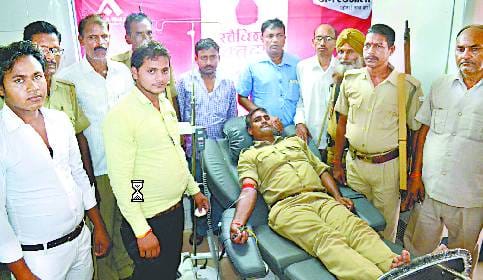 दूसरों का जीवन बचाने के लिए उमड़े महादानी