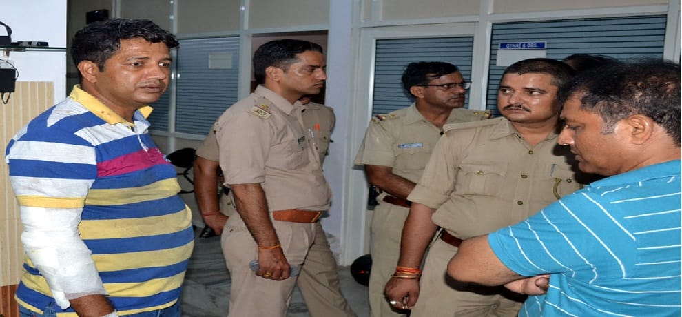 Unbalanced car Crushed 12 people, one died, 11 injured in ghaziabad