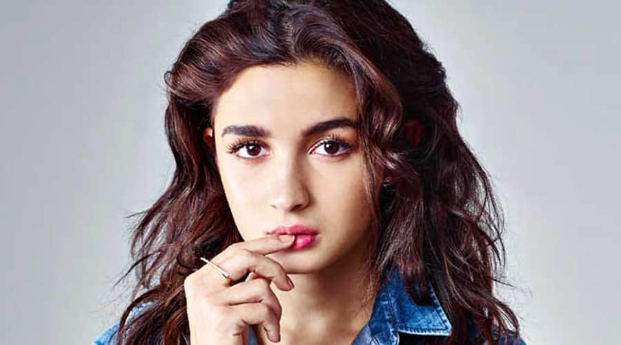 Alia Bhatt celebrating her birthday on Brahmastra set