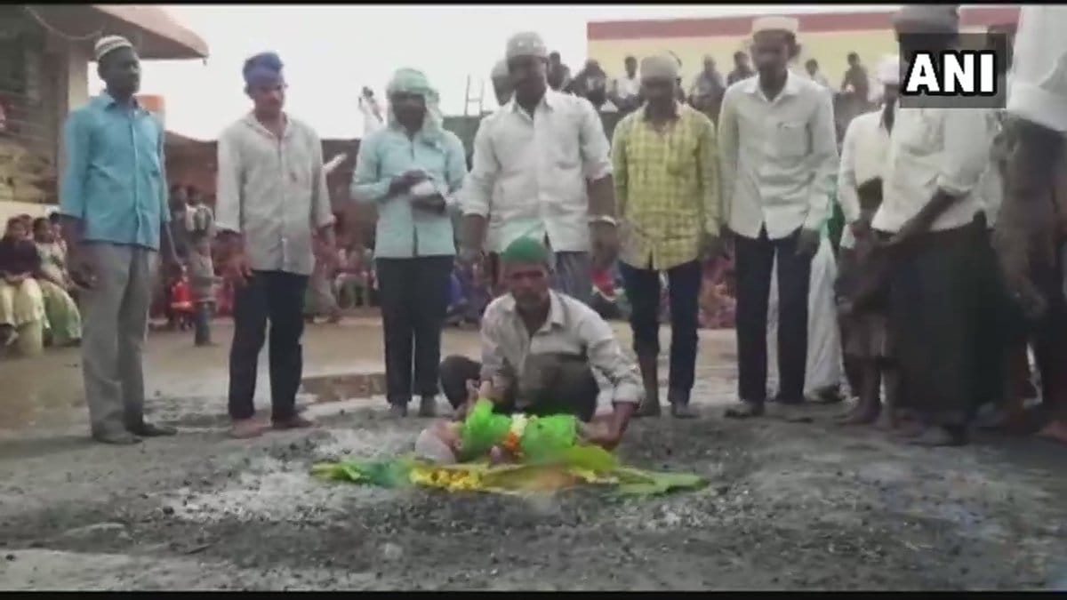 Karnataka: child wrapped in banana leaves, made to lie down on embers as ritual during Muharram 
