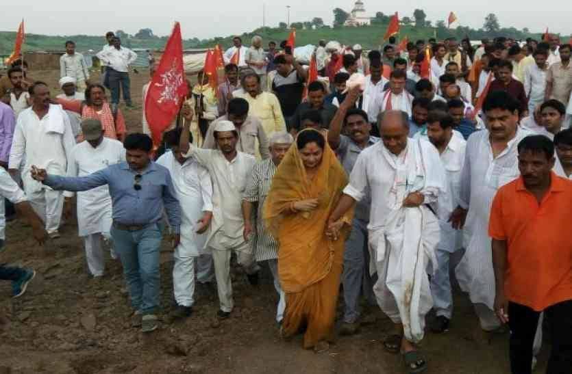 Congress leader Digvijay Singh started six month journey Narmada Parikrama with wife Amrita Rai