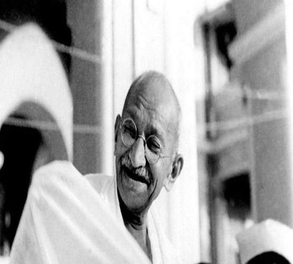 every district of the name of Gandhiji, there will be government schools of English medium