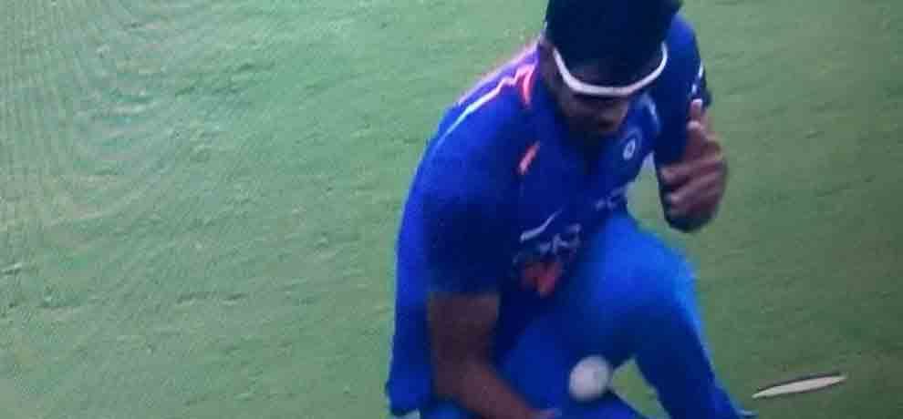 jasprit bumrah takes stunning catch of aaron finch in fifth odi
