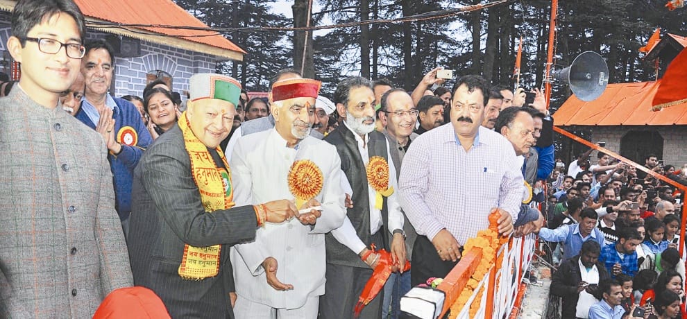 बटन दबाते ही फटा रावण, सीएम पर गिरी चिंगारियां
