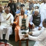 चरखा चलाते सीएम योगी साथ में राज्यपाल