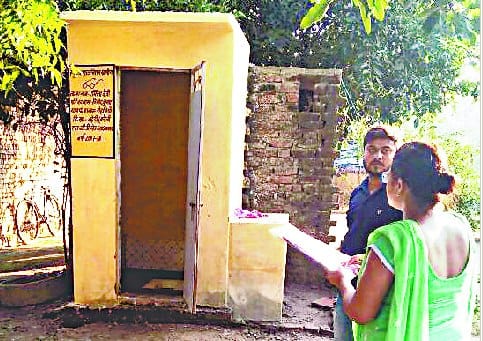 Gali-Mohallo Badhal, officers bungalows are shining cleaners