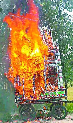Tajia hitting electric power line, 25 people scorched