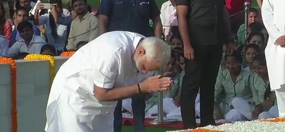 mahatma gandhi 148th Jayanti pm modi ram nath kovind manmohan singh reaches rajghat to pay tribute