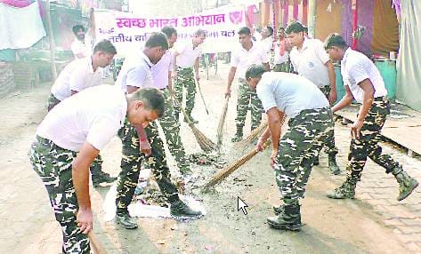 एसएसबी जवानों ने गांधी जयंती पर की मेला मैदान की सफाई