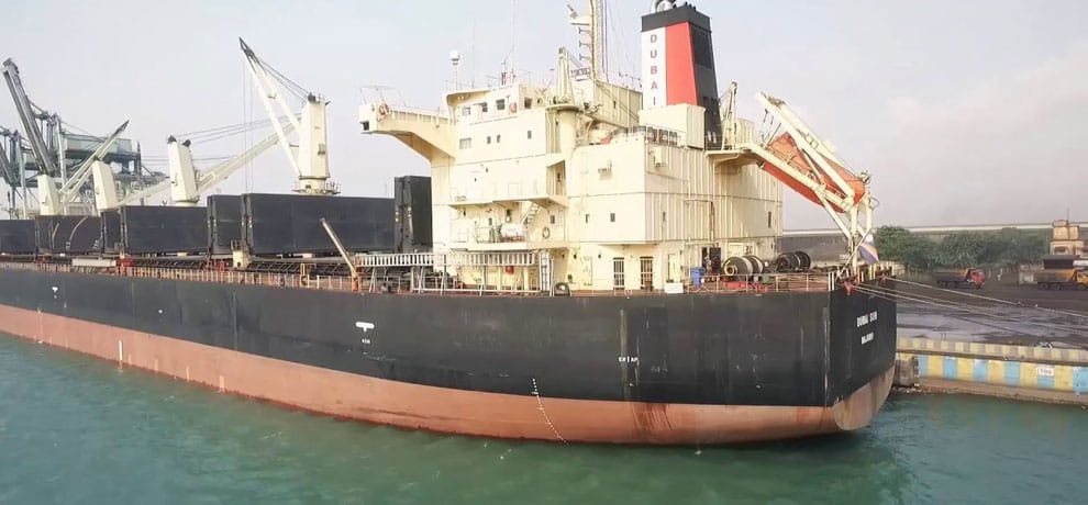 Diesel tank pipe cut thousands of liters of oil waste