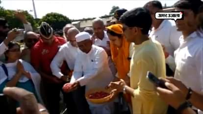 Gandhi Jayanti: Anna Hazare pays floral tribute to Mahatma Gandhi at Rajghat