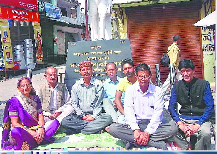 Families of freedom fighters kept fasting