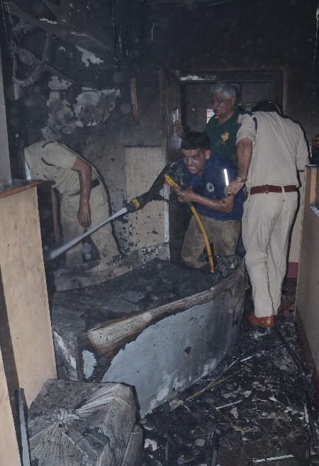 Fire in allahabad bank dehradun ghantaghar