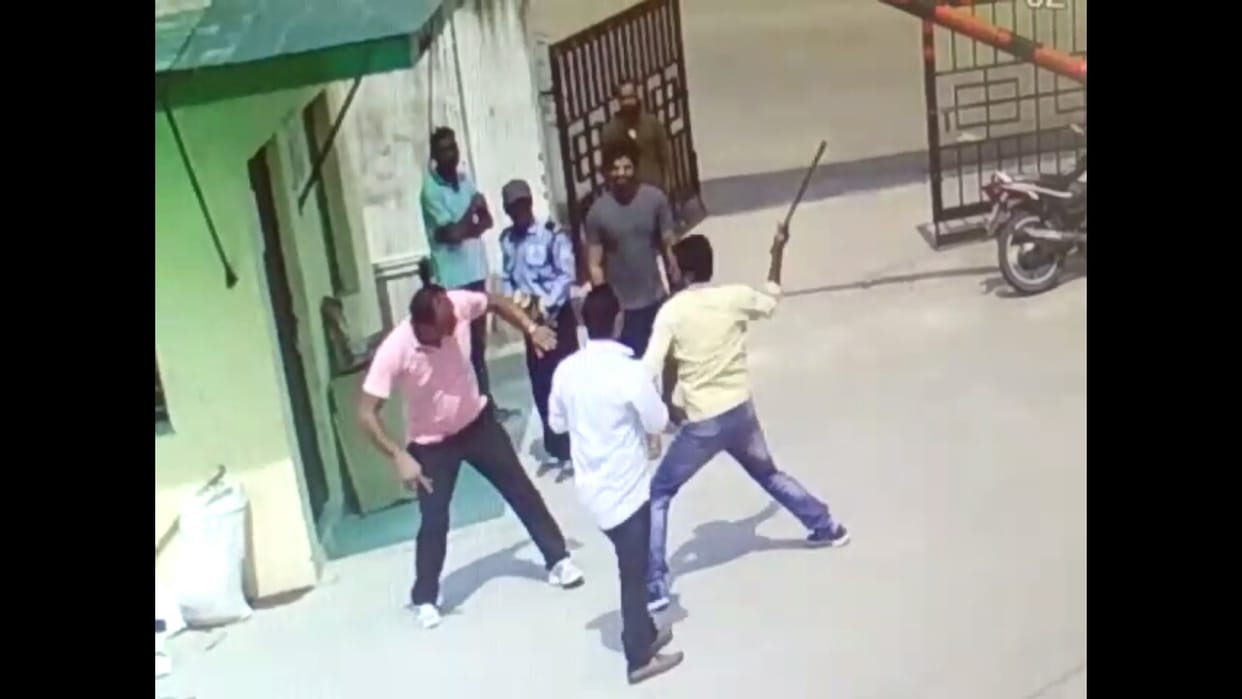 cm yogi security person attacked by goons