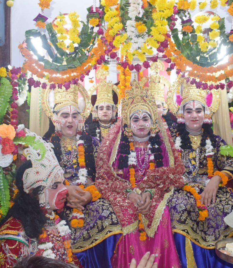 धूमधाम से शुरू हुई राजगद्दी शोभायात्रा