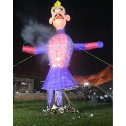 राम ने मारा बाण और धूं धूं कर जल उठा रावण
