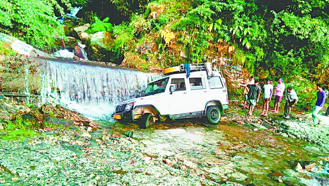 Thirty-five tourists stranded on the Thalathaura river channel