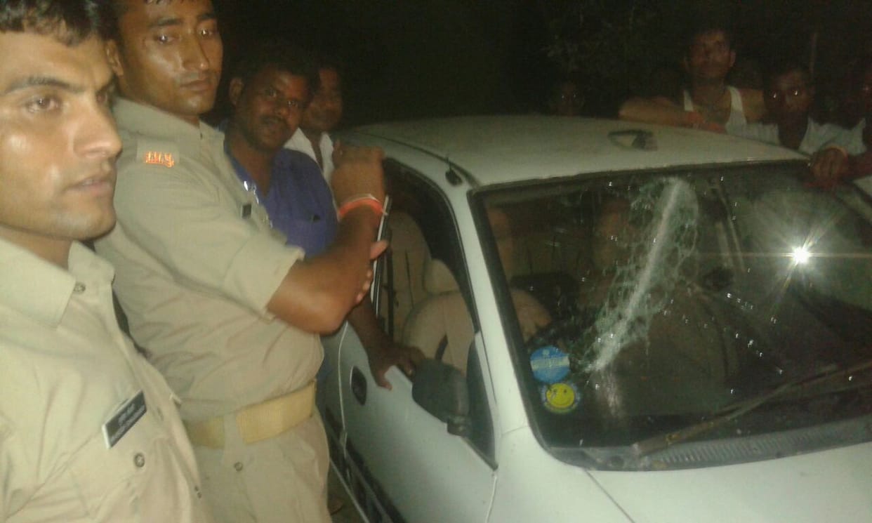 dacoits attacked by villagers leaves car and mobiles