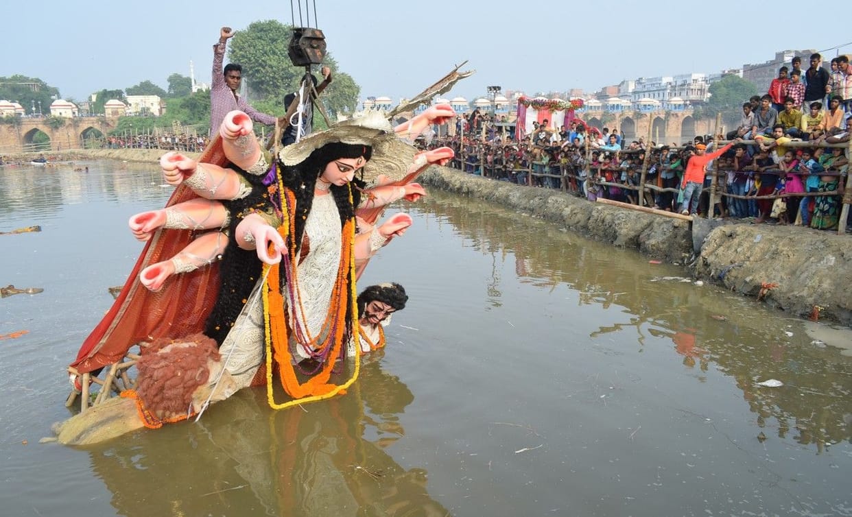 मां को विदा करने उमड़ा भक्तों का सैलाब