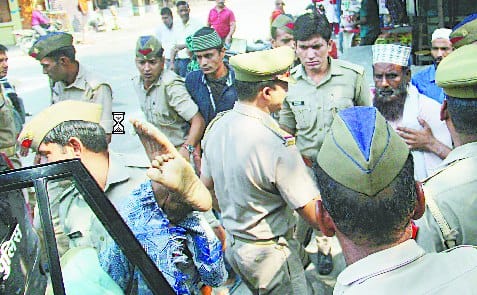 Villagers take the corpse of the elderly and commute in the Collectorate