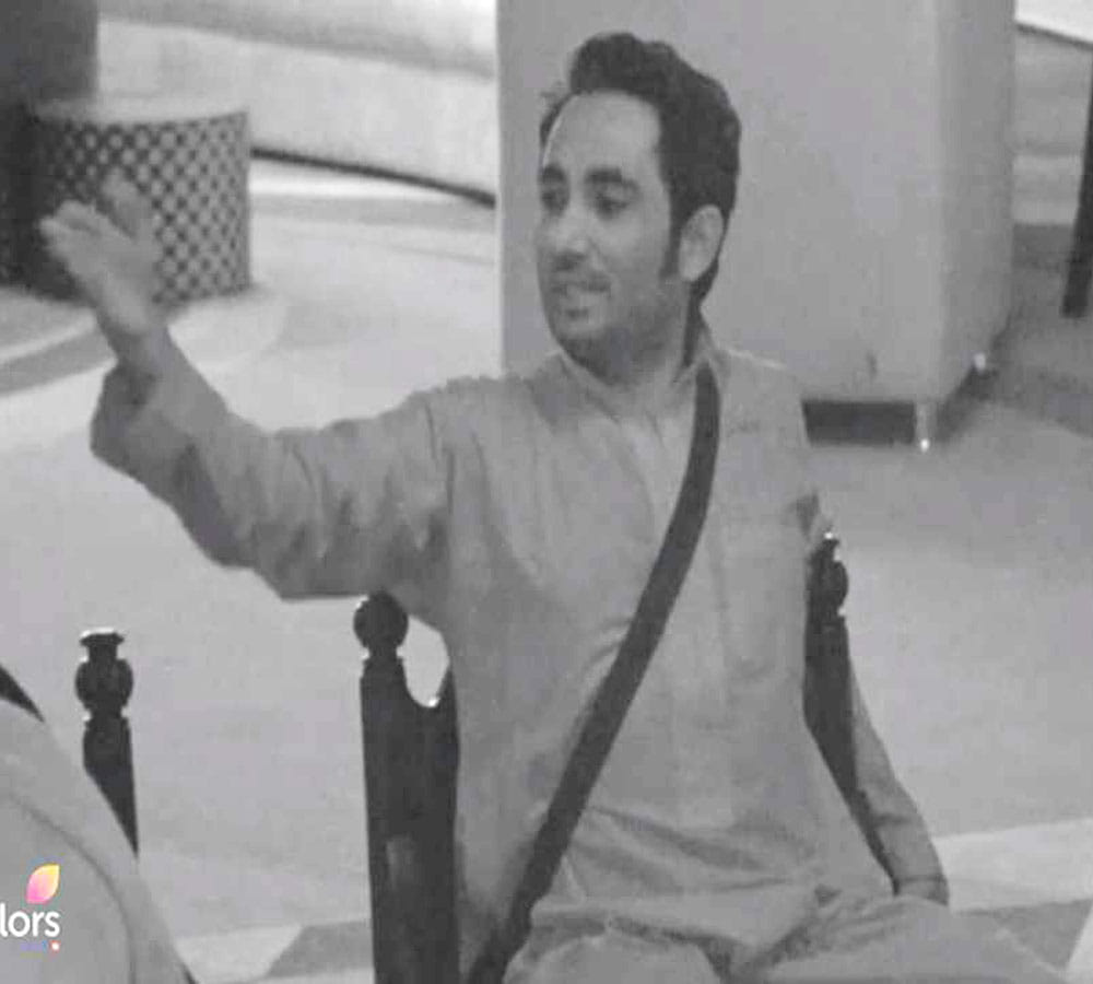 bigg boss first day sapna chaudhary fight with zubair khan
