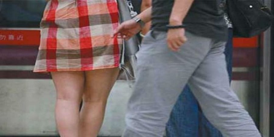The youth of another community forcibly caught the hand of the girl, beating
