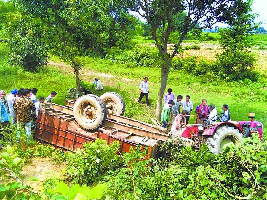 Tractor trolley overturns, death of two brothers