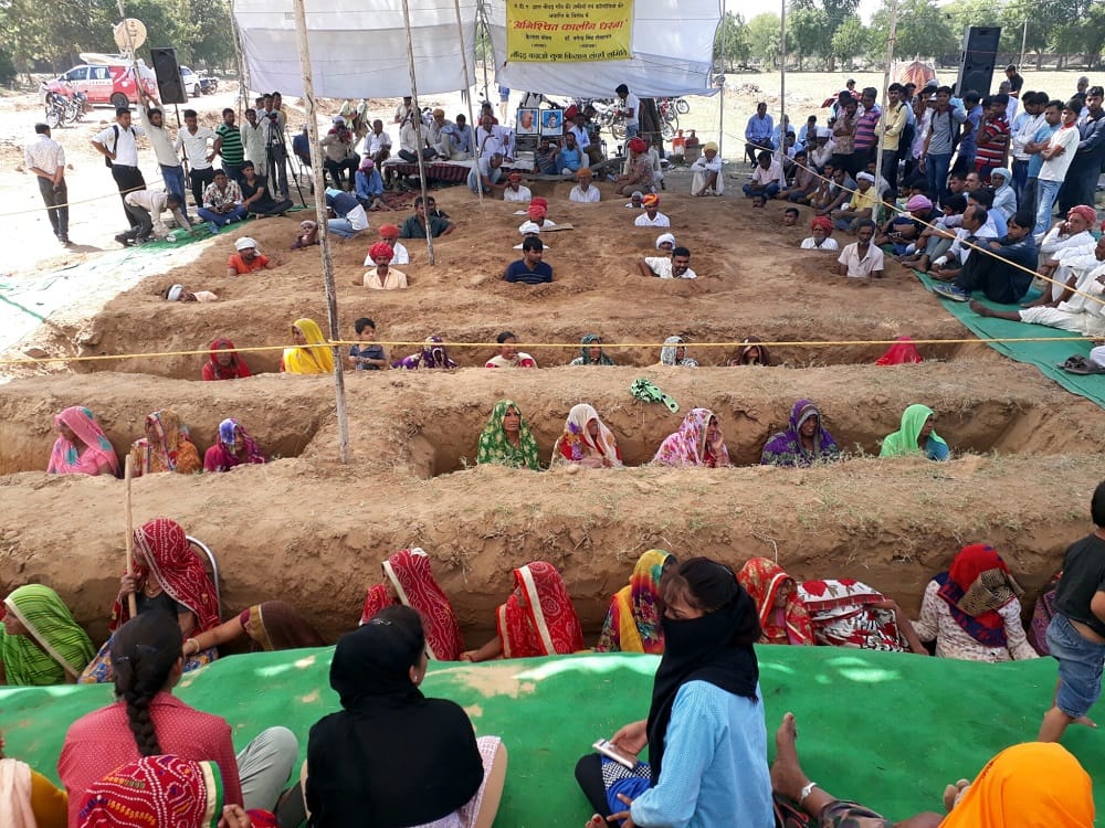 farmers protesting in a unique way against jda near jaipur