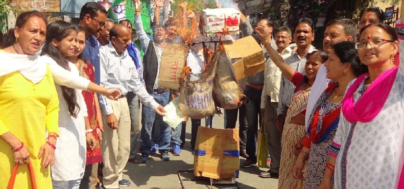 Blow the statue of the state government and Dharchula police