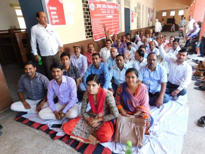 मांगों को लेकर लेखपालों ने किया प्रदर्शन