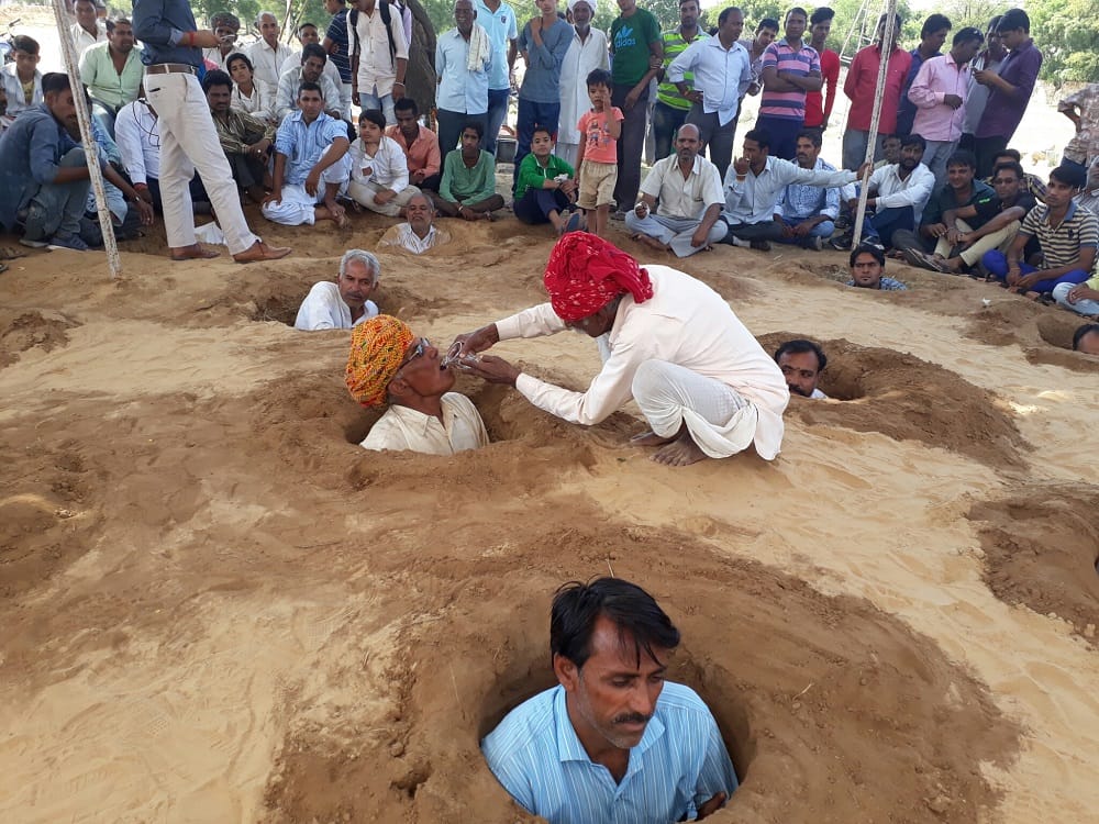 farmers protesting in a unique way against jda near jaipur