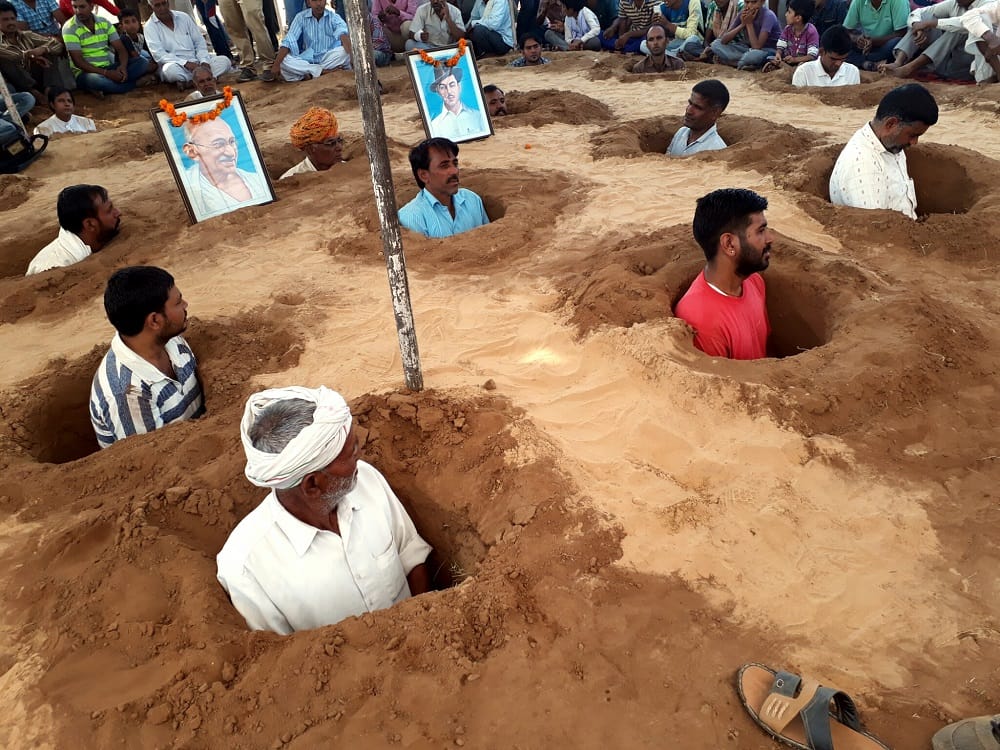 farmers protesting in a unique way against jda near jaipur