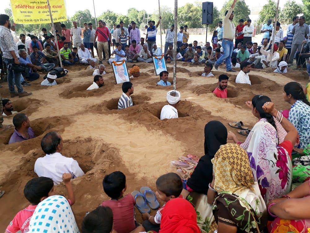 farmers protesting in a unique way against jda near jaipur