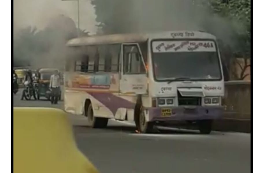 fire in a running bus in ashiyana in Lucknow.