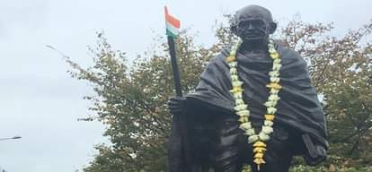 गांधी जी की प्रतिमा