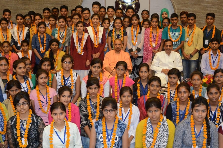 yogi adityanath in amar ujala medhavi chhatra samman utsav 2017.