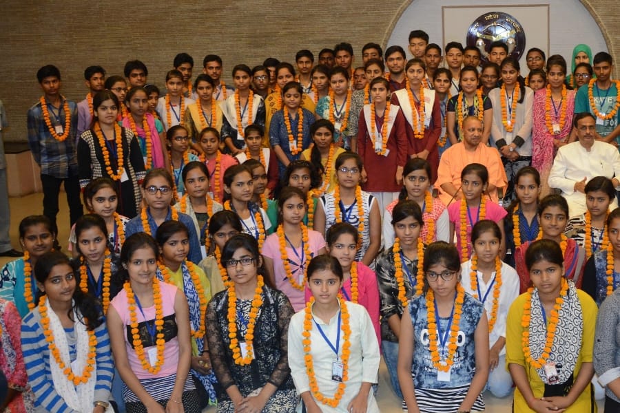 yogi adityanath in amar ujala medhavi chhatra samman utsav 2017.