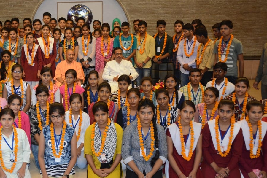 yogi adityanath in amar ujala medhavi chhatra samman utsav 2017.