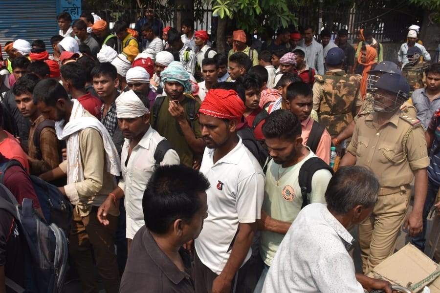 Police aarkshi bharti applicants protest in Lucknow.