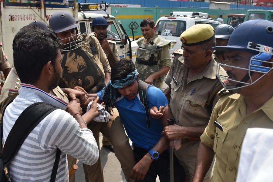 Police aarkshi bharti applicants protest in Lucknow.