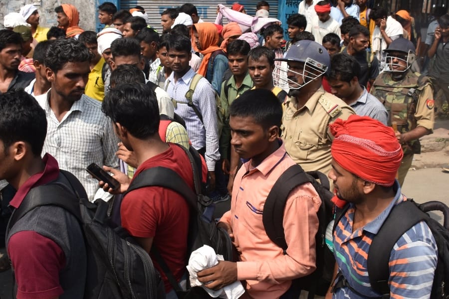 Police aarkshi bharti applicants protest in Lucknow.