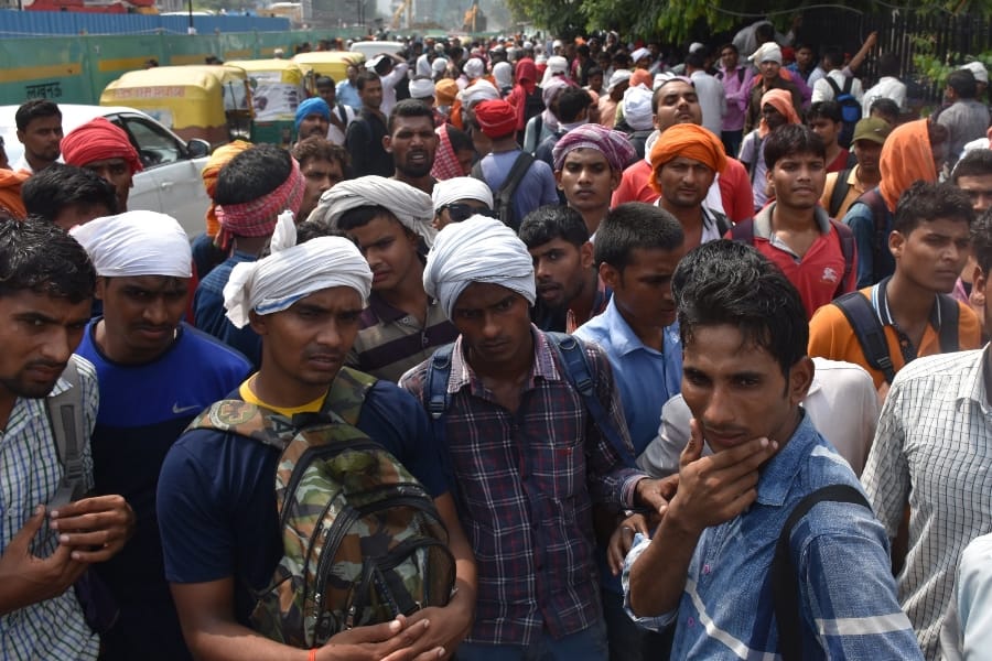 Police aarkshi bharti applicants protest in Lucknow.