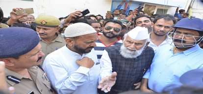 डीआईजी से वार्ता करते हुए शफीकुर्ररहमान बर्क व चौधरी अशरफ अली