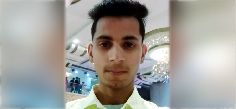 12th student died on rail track during taking selfie in delhi